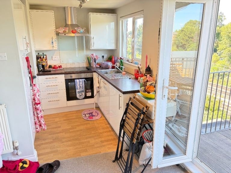 Flat Craven Avenue in Greater London