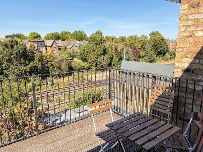 Flat Craven Avenue in Greater London