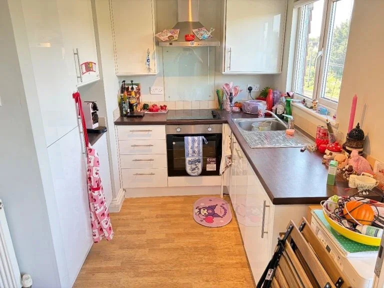 Flat Craven Avenue in Greater London