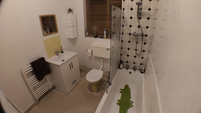 Room Selwyn Avenue in Greater London