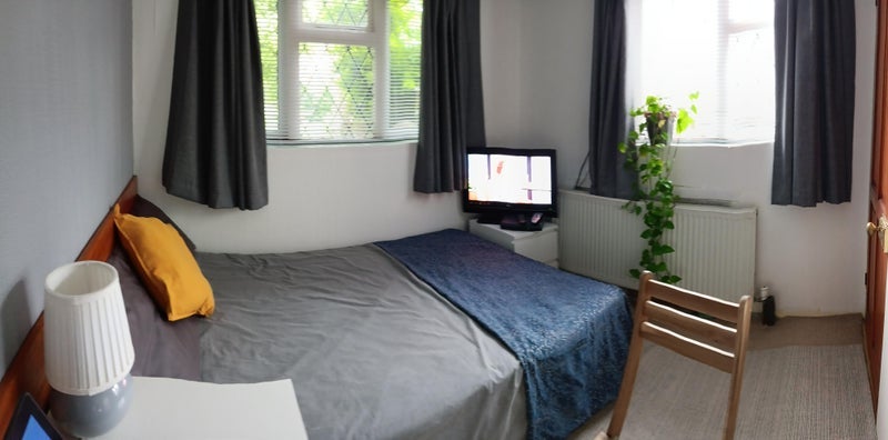 Room Selwyn Avenue in Greater London