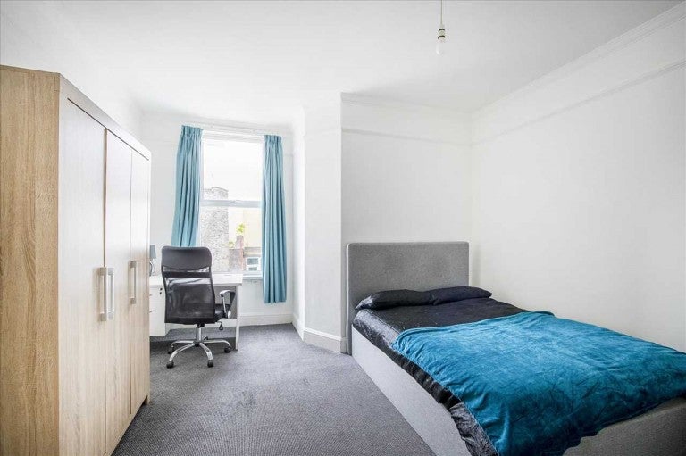 Room North Road East in Plymouth