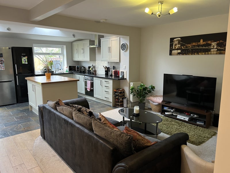 Room Woodside Crescent in Bradford