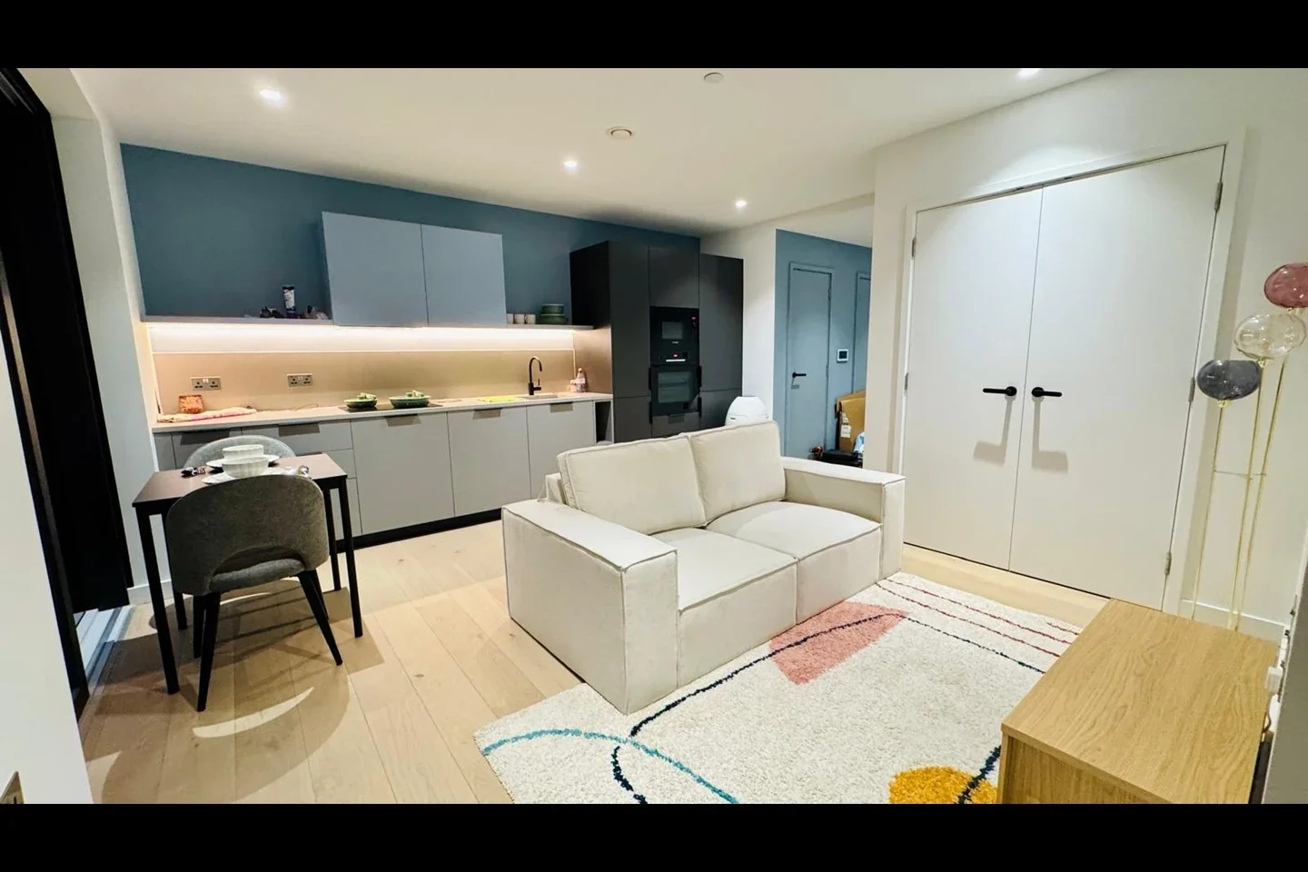 Flat Chandlers Avenue in Greater London