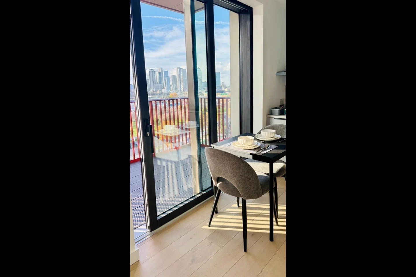 Flat Chandlers Avenue in Greater London