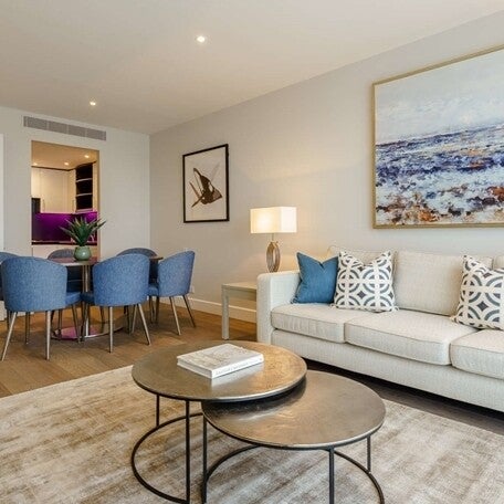 Flat Westferry Circus in Greater London