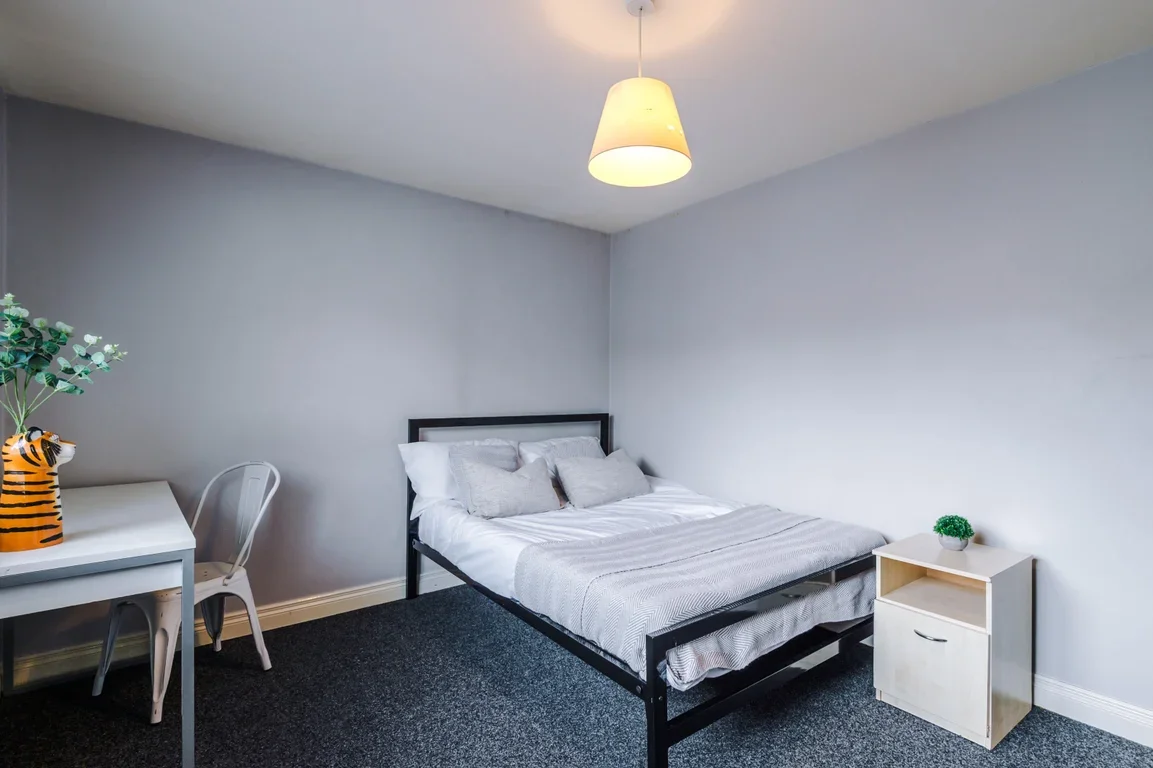 Room Ladybarn Road in Manchester