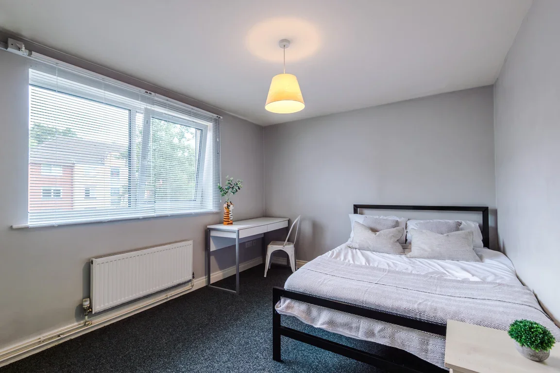 Room Ladybarn Road in Manchester