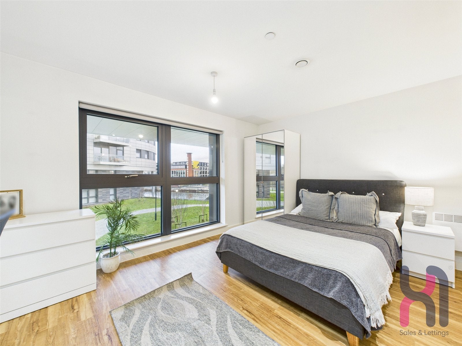 Flat Pomona Strand in Trafford
