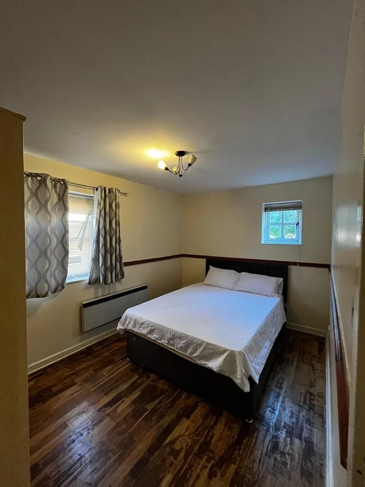 Flat Athol Square in Greater London