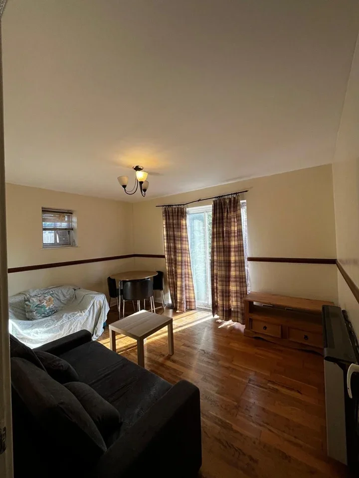 Flat Athol Square in Greater London