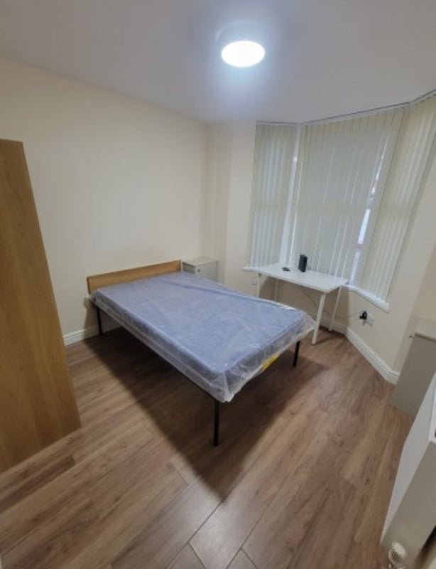 Room Connaught Road in Liverpool