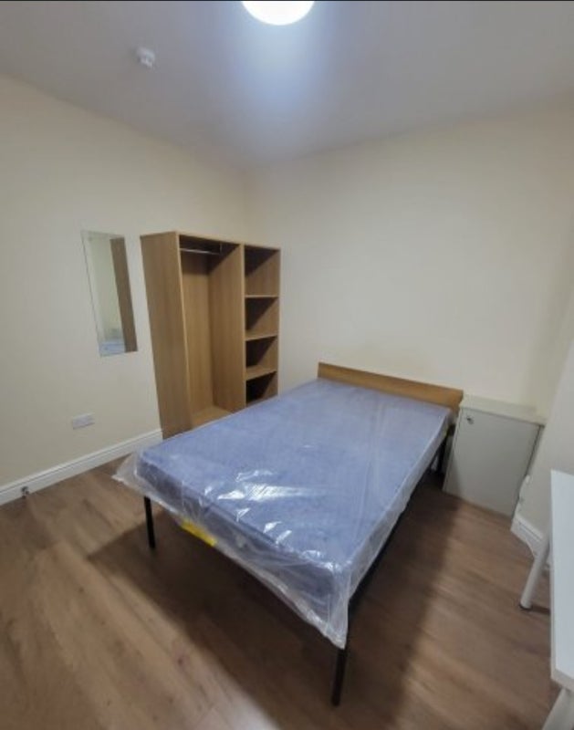 Room Connaught Road in Liverpool
