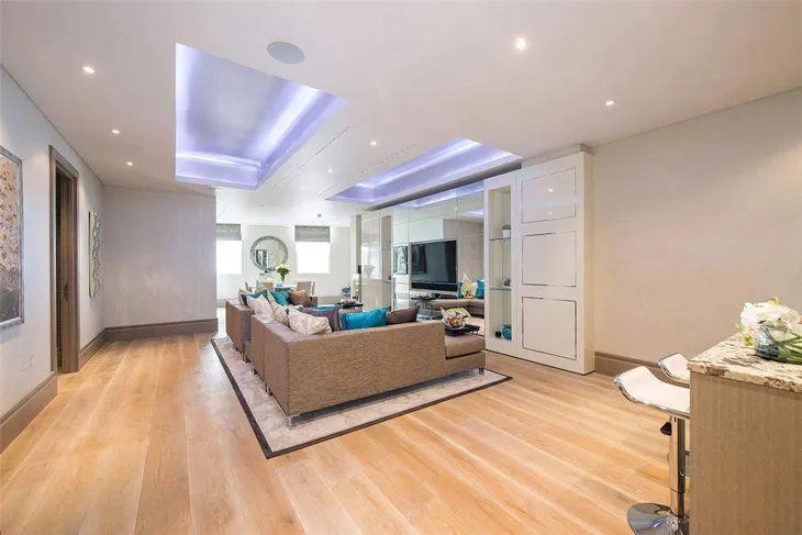 Flat Dering Street in City of Westminster