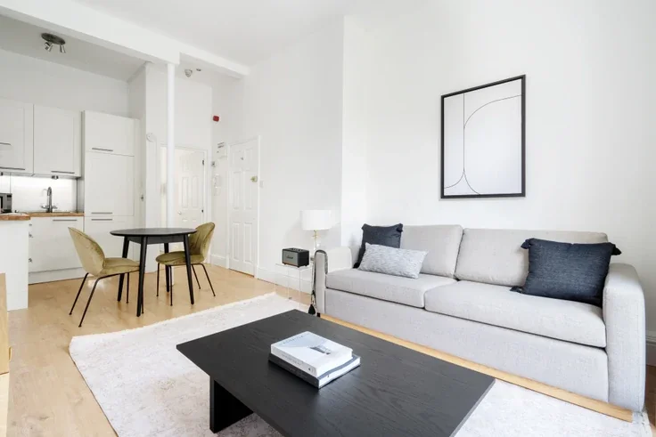 Flat Monmouth Road in London
