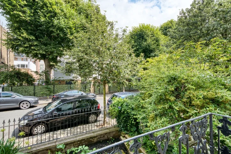 Flat Monmouth Road in London