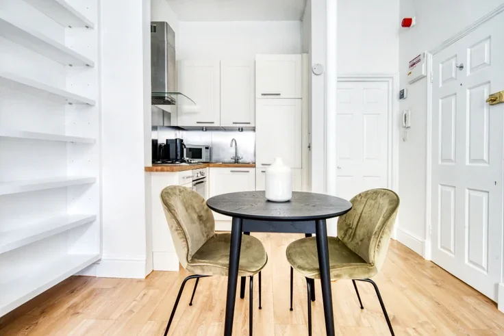 Flat Monmouth Road in London