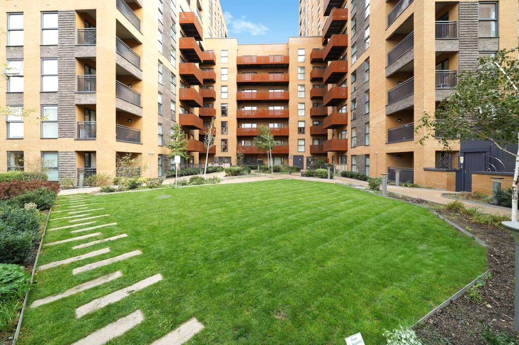 Flat Western Avenue in Greater London