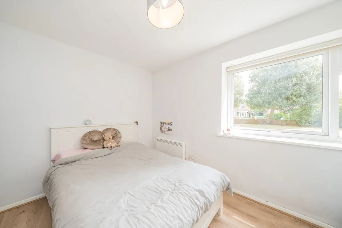Flat Tudor Court in Greater London