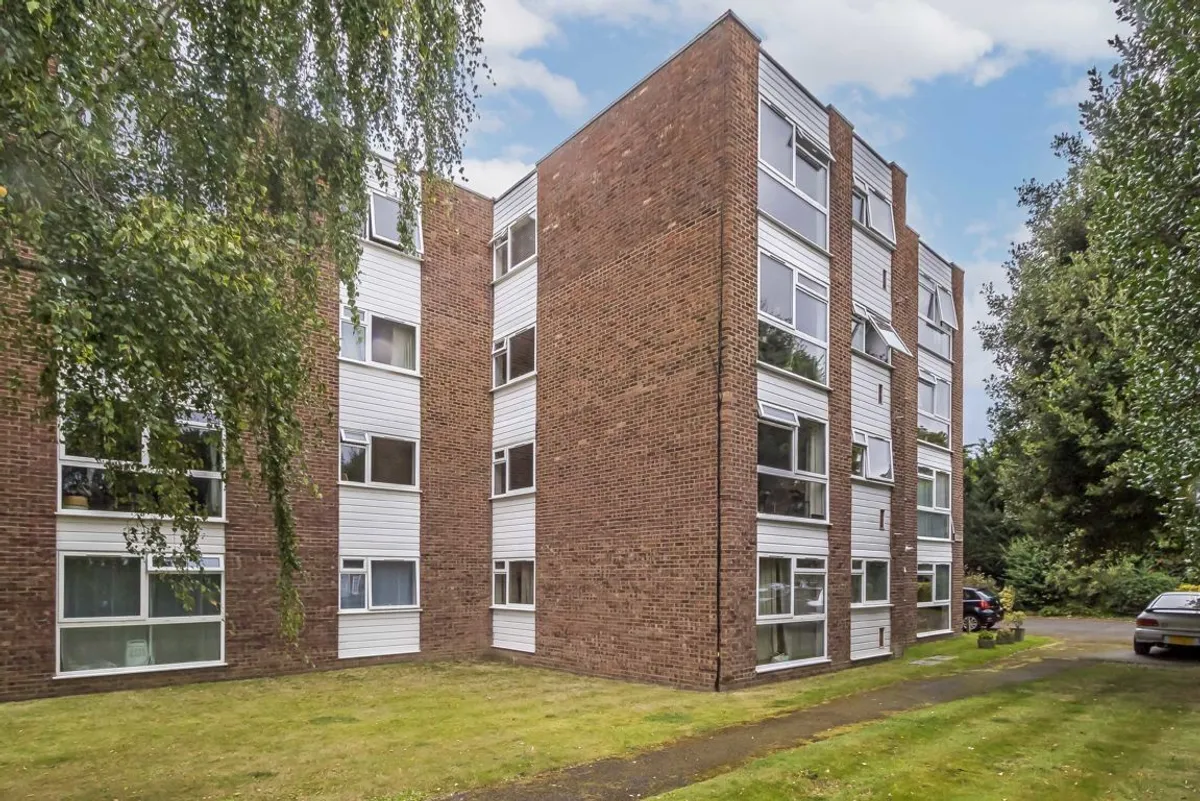 Flat Tudor Court in Greater London