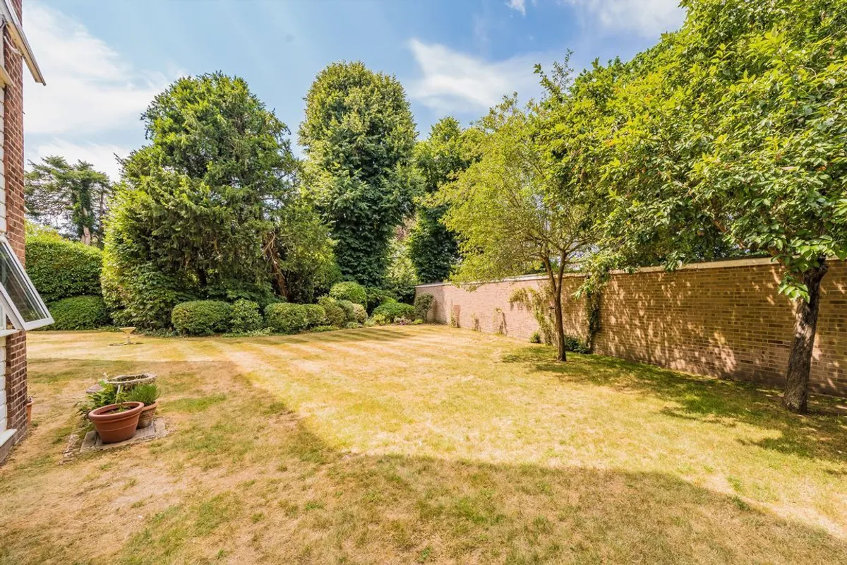 Flat Tudor Court in Greater London