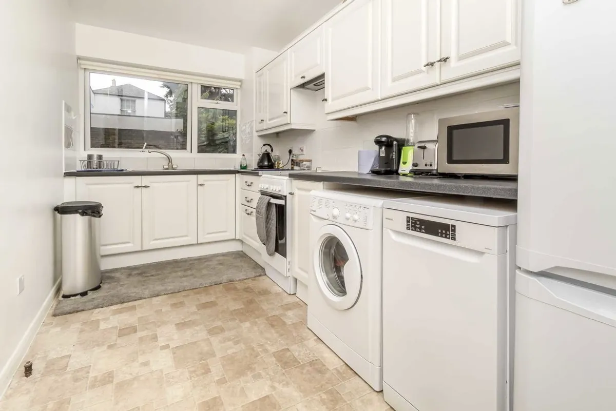 Flat Tudor Court in Greater London