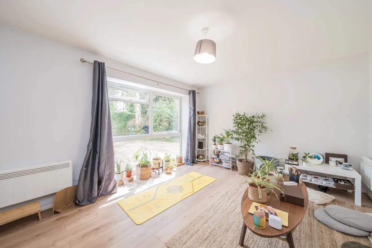 Flat Tudor Court in Greater London