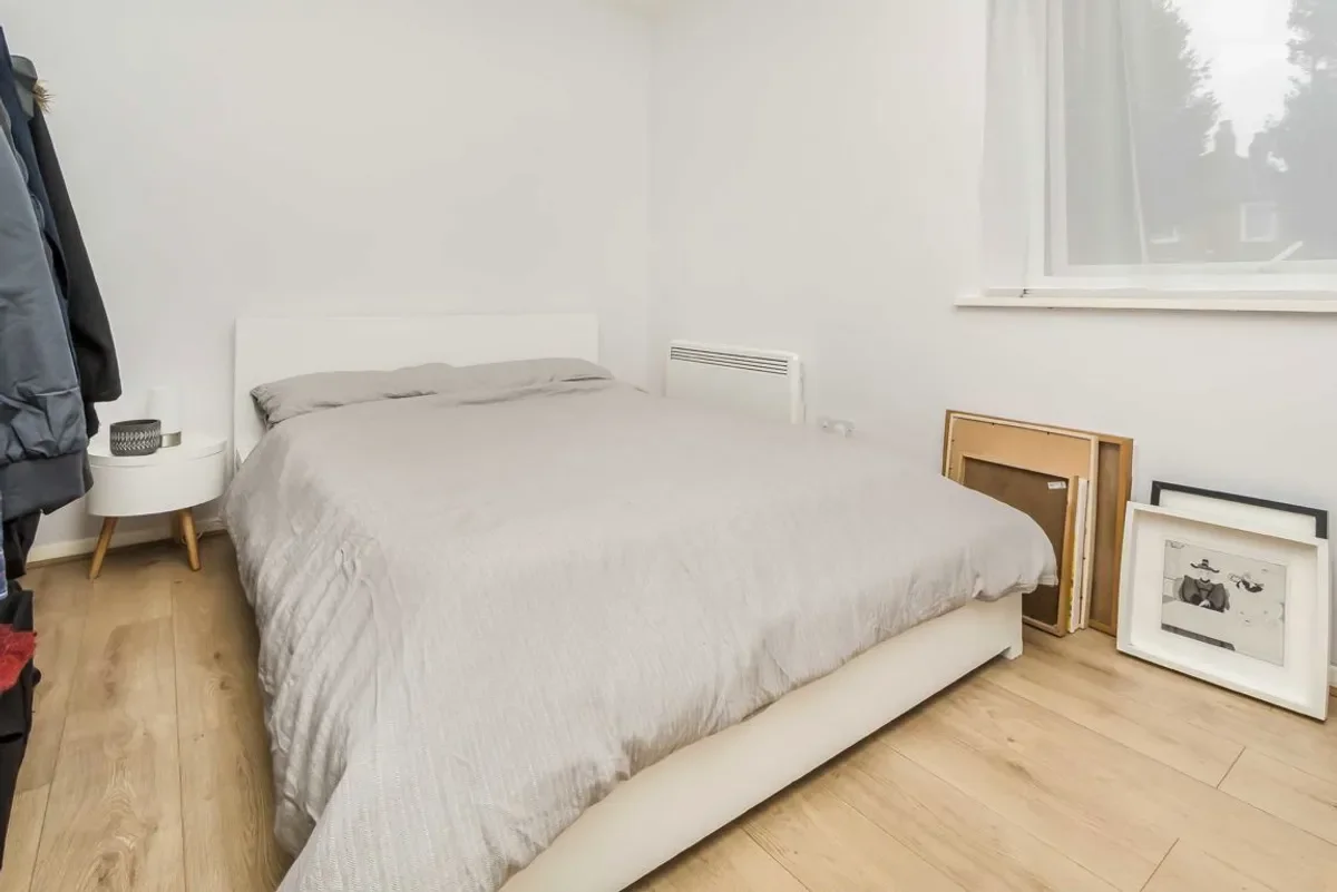 Flat Tudor Court in Greater London