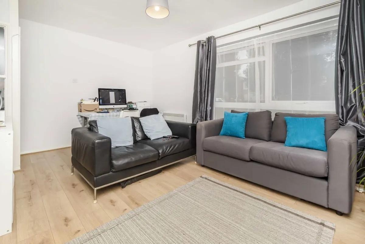 Flat Tudor Court in Greater London