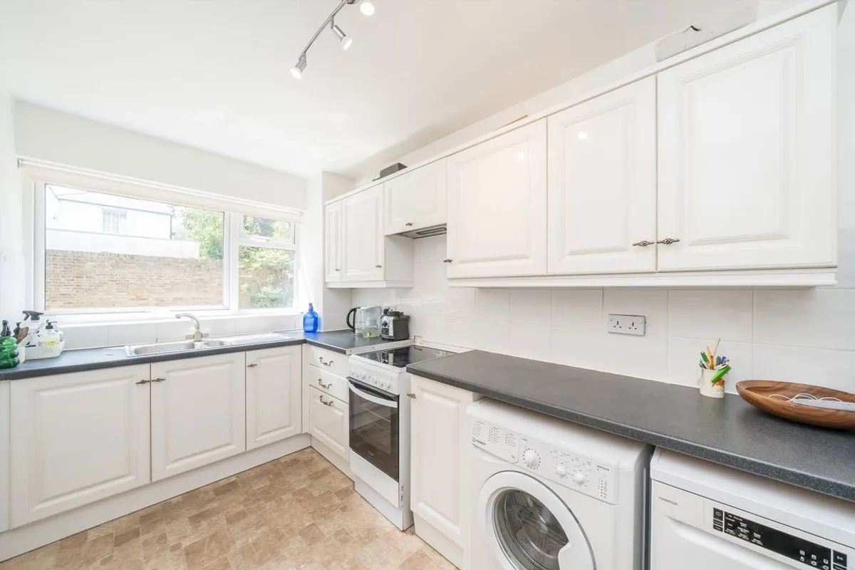 Flat Tudor Court in Greater London