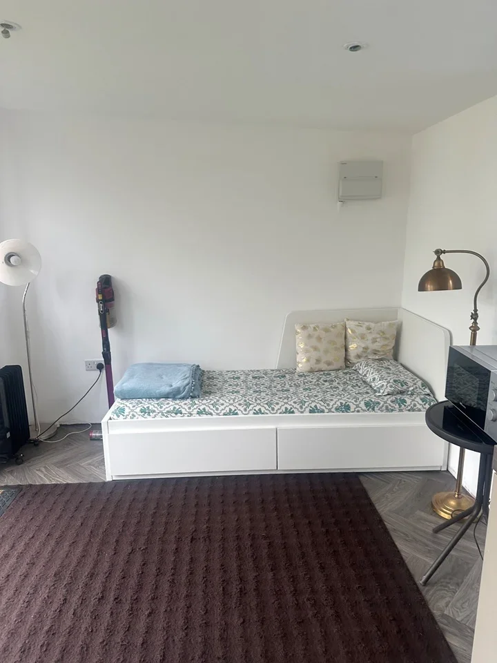 Room Grand Drive in Greater London