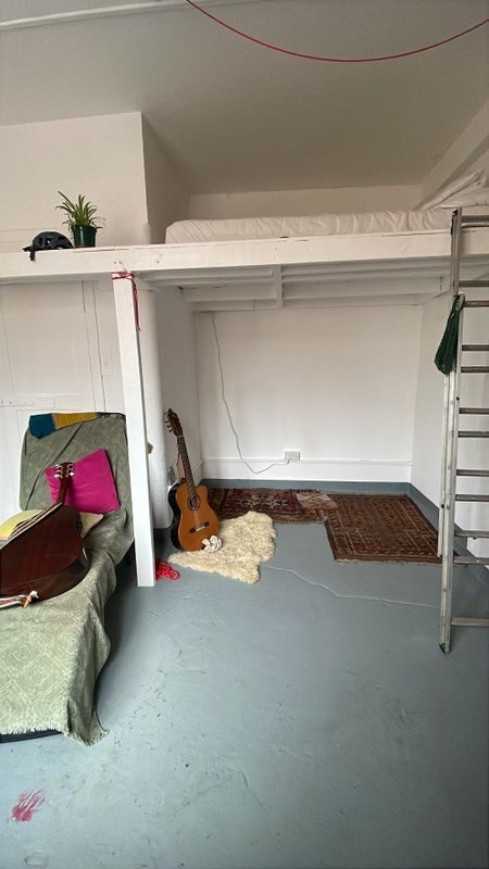 Room Wapping High Street in Greater London