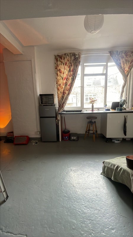 Room Wapping High Street in Greater London