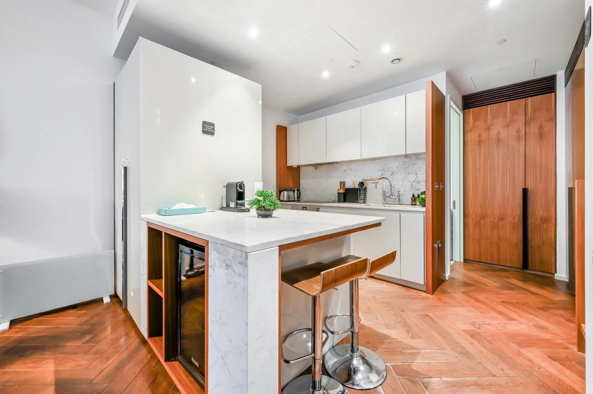 Flat Ponton Road in Greater London