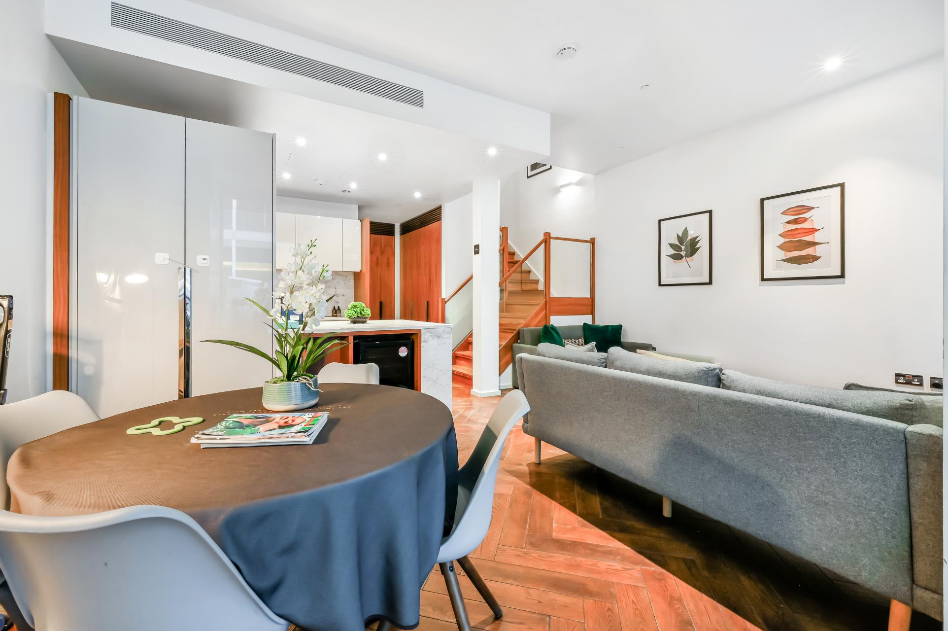 Flat Ponton Road in Greater London