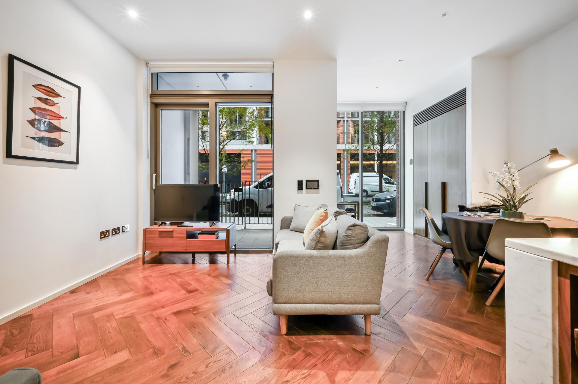Flat Ponton Road in Greater London