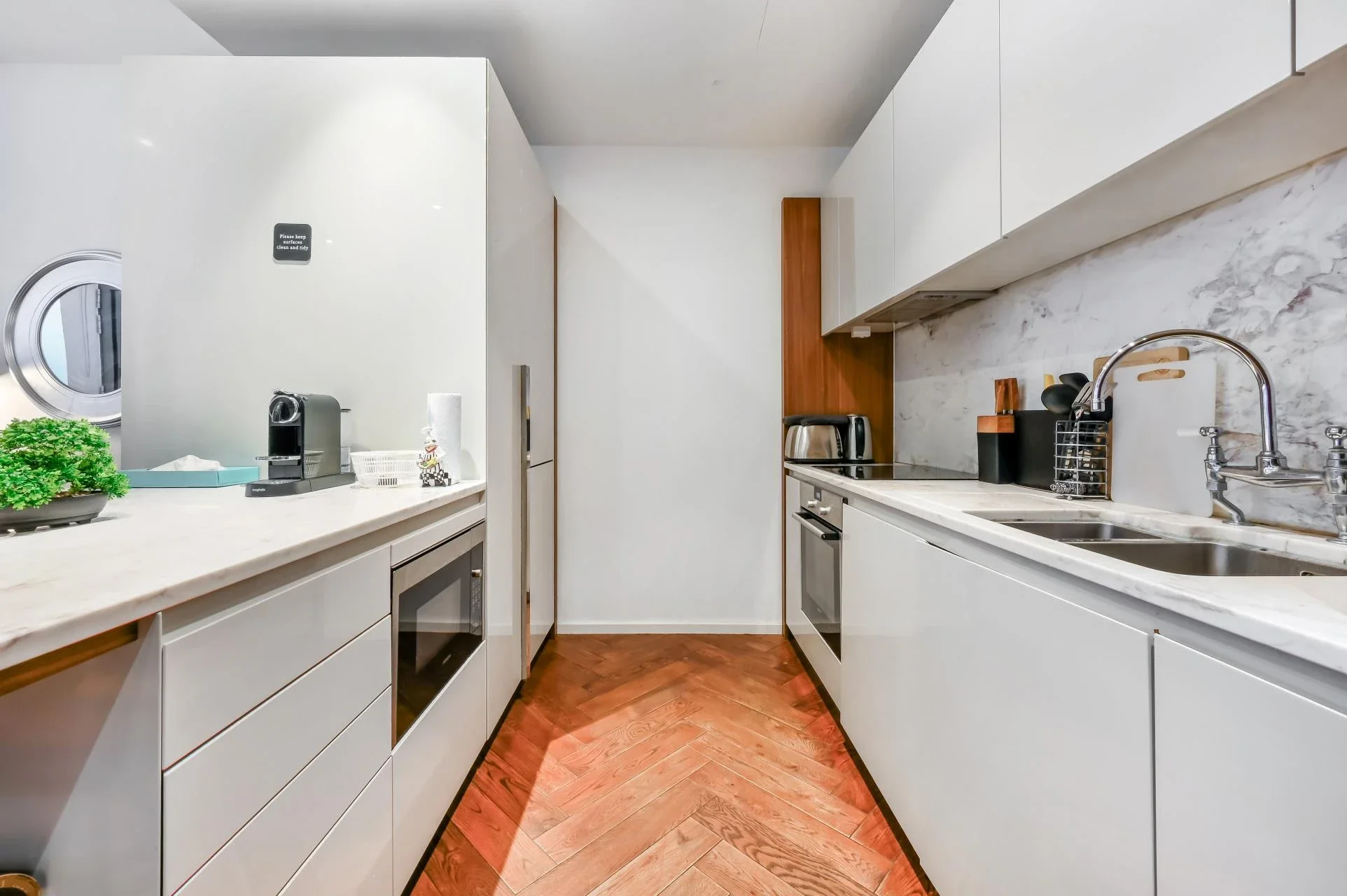 Flat Ponton Road in Greater London