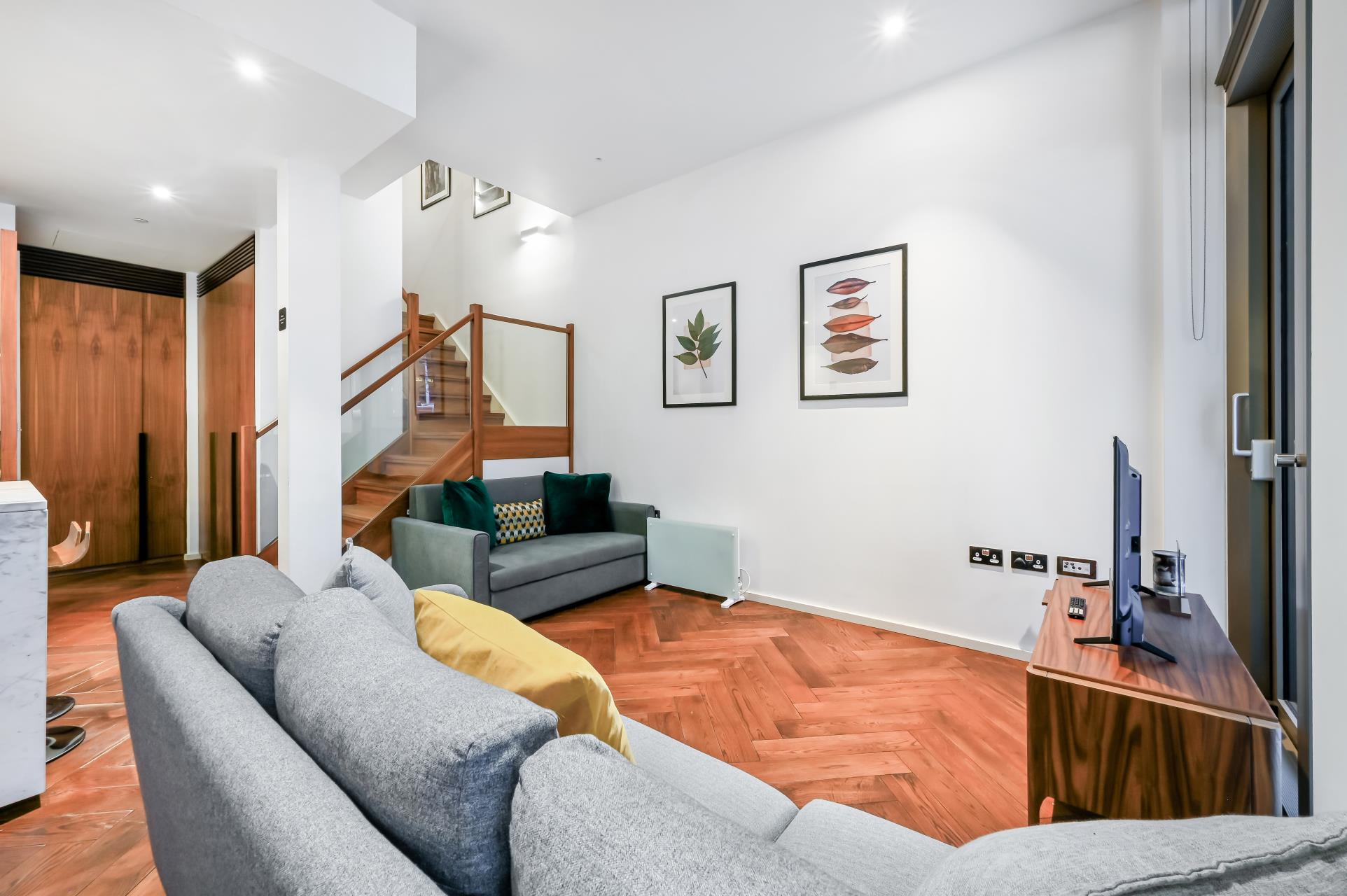 Flat Ponton Road in Greater London