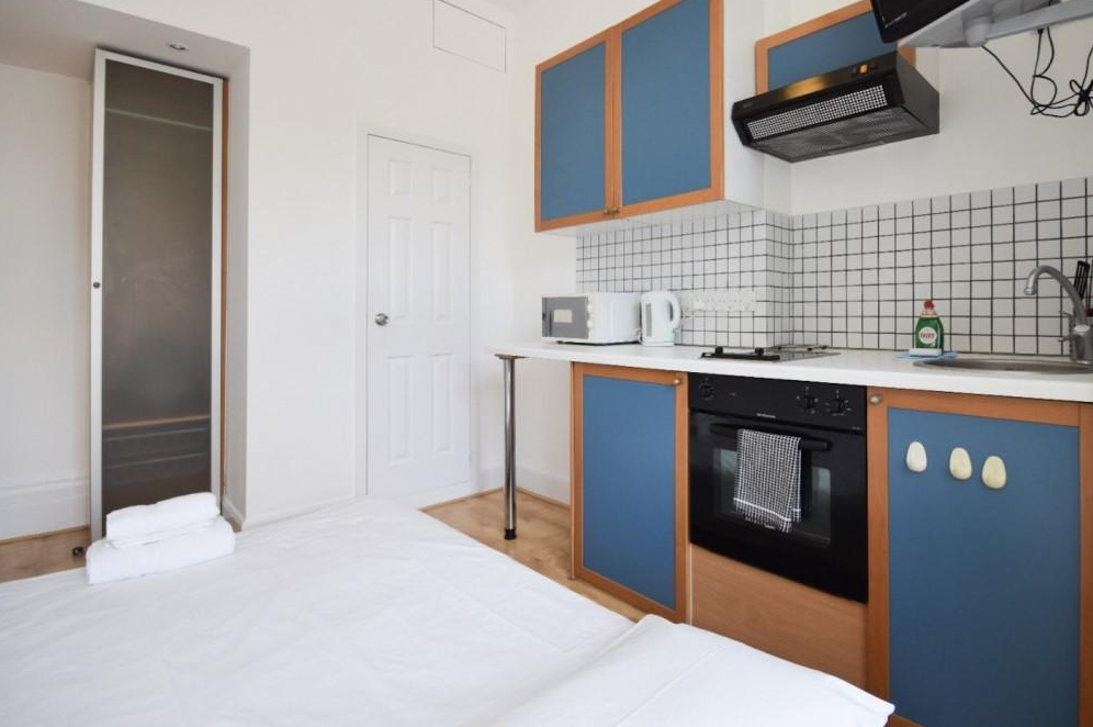 Room Fulham Palace Road in Greater London