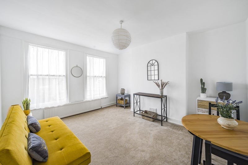 Flat Belvedere Road in Greater London