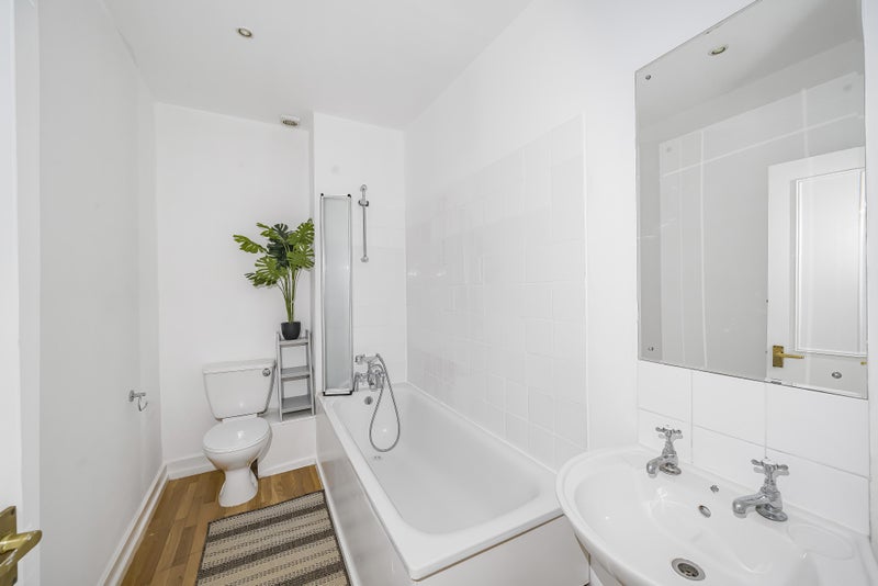 Flat Belvedere Road in Greater London