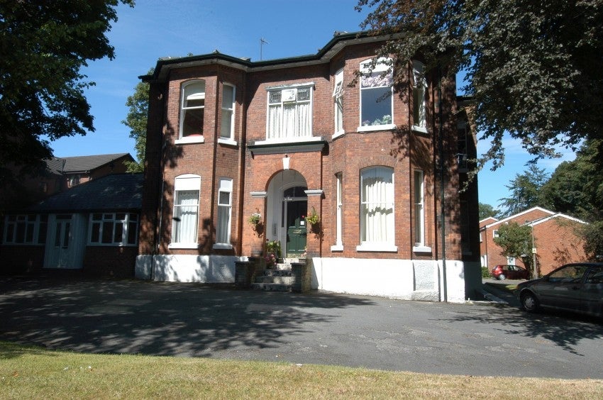 Flat Mauldeth Road in Cheadle