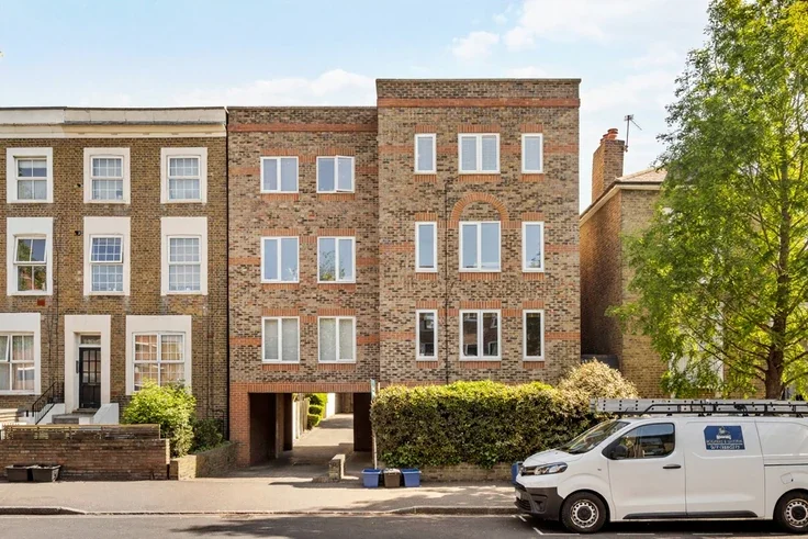 Flat Arragon Road in Greater London