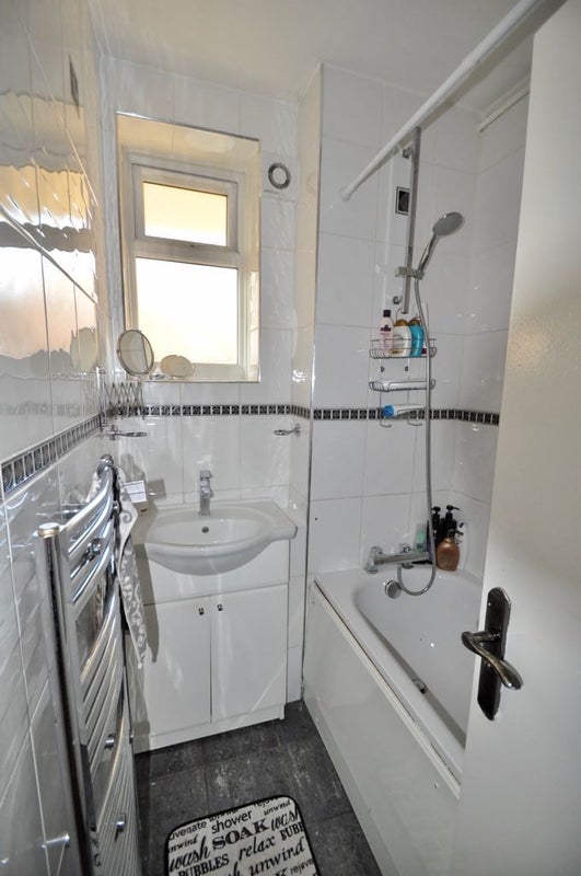 Room Woodville Road in Greater London