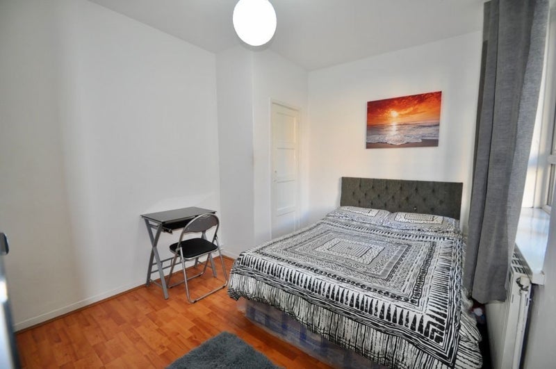 Room Woodville Road in Greater London