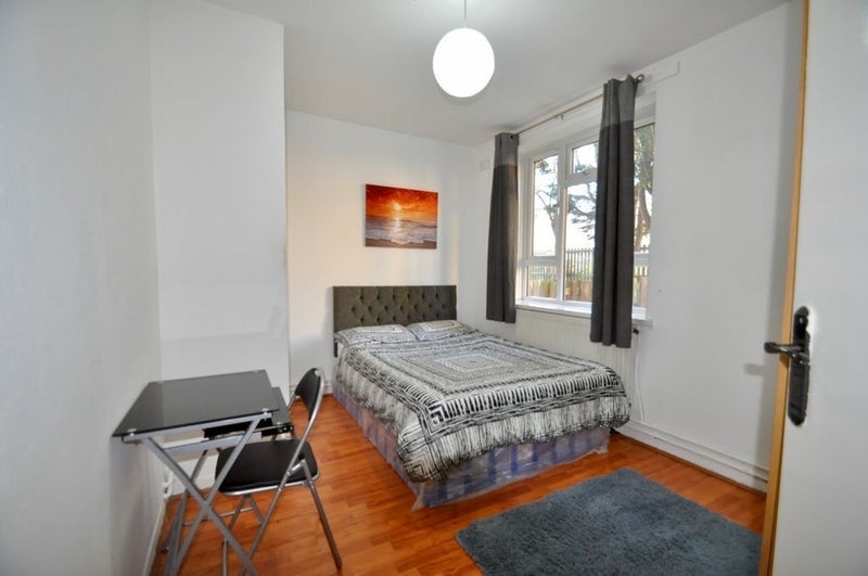Room Woodville Road in Greater London