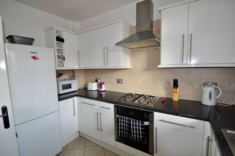 Room Woodville Road in Greater London