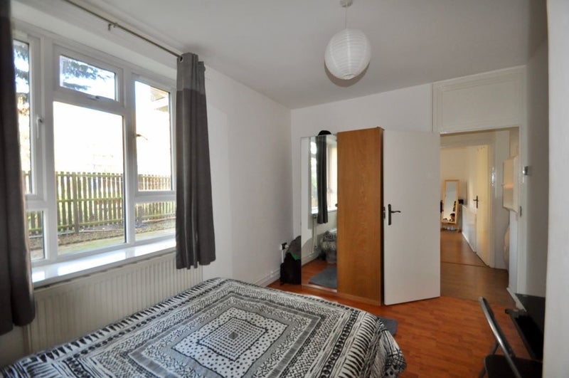 Room Woodville Road in Greater London