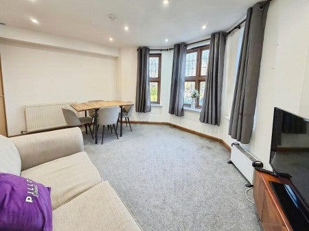 Flat Abbey Grove in Salford