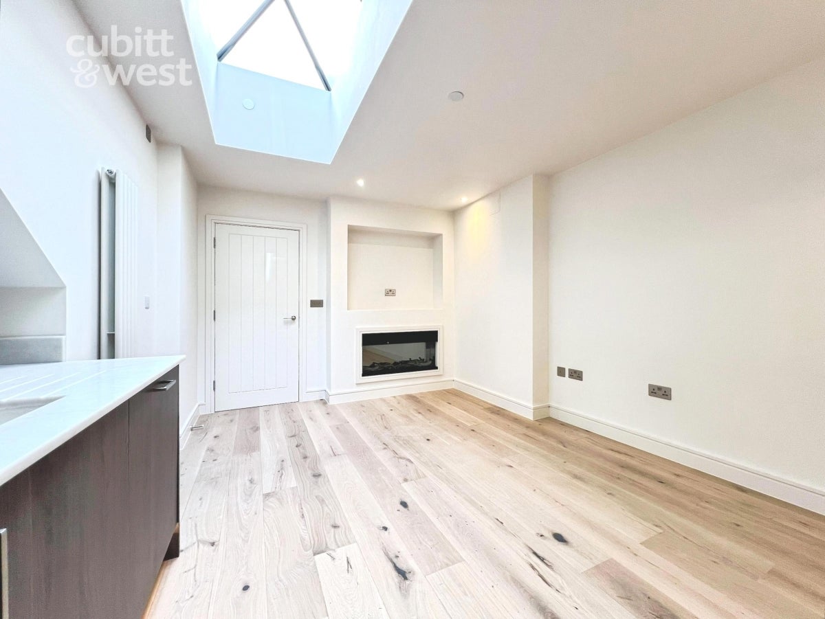 Flat Blackmans Close in Dartford
